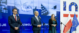 przed mikrofonami stoją sekretarz stanu Waldemar Buda, minister Jerzy Kwieciński, podsekretarz stanu Anna Gembicka