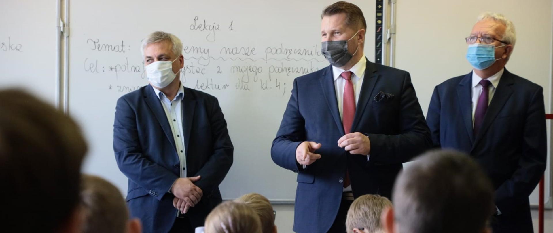 Zdjęcie przestawia ministra Przemysława Czarnka podczas spotkania z uczniami. 