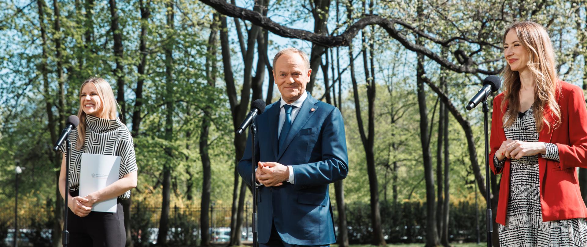 Konferencja po Radzie Ministrów w ogrodach KPRM