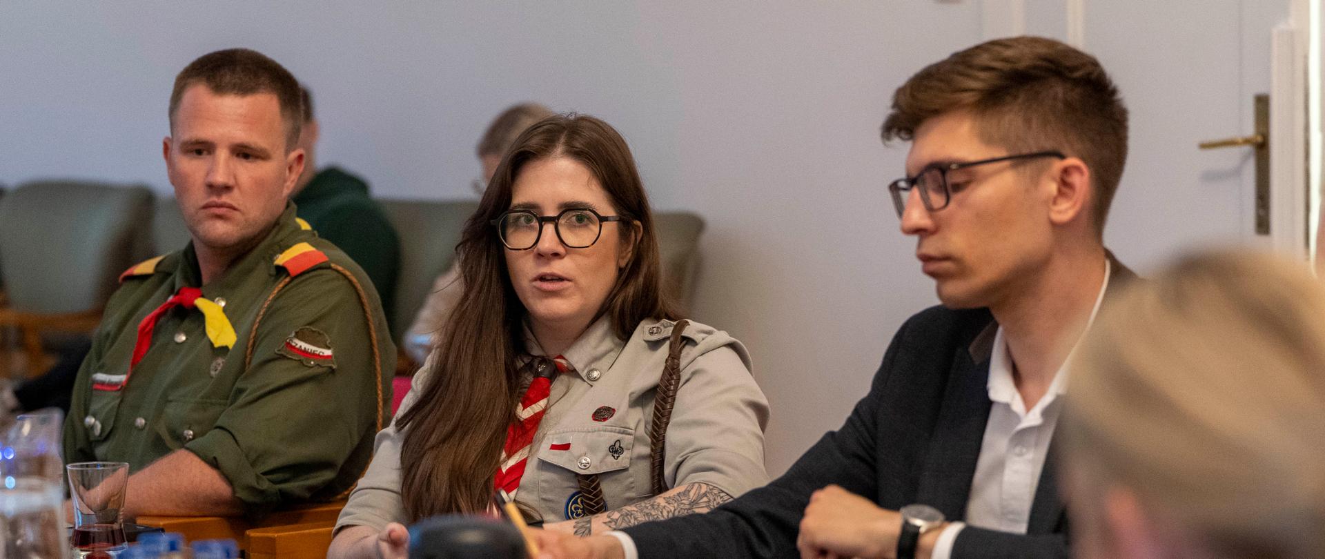 Bezpieczeństwo jest najważniejsze. Minister Nowacka spotkała się z harcerzami. W czasie poniedziałkowego spotkania z organizacjami harcerskimi zapewniła, że docenia działalność harcerską, jedocześnie podkreśliła konieczność zmiany przepisów, by każdy harcerz na obozie miał zapewnione bezpieczeństwo. 