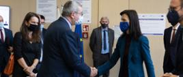 Spotkanie wiceministra Wojciecha Murdzka z komisarz UE ds. badań, innowacji, edukacji i kultury Mariyą Gabiel, wiceminister Wojciech Murdzek wita siie z komisarz Mariyą Gabiel.