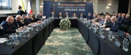 Na zdjęciu minister funduszy i polityki regionalnej Katarzyna Pełczyńska-Nałęcz podczas spotkania w towarzystwie innych uczestników