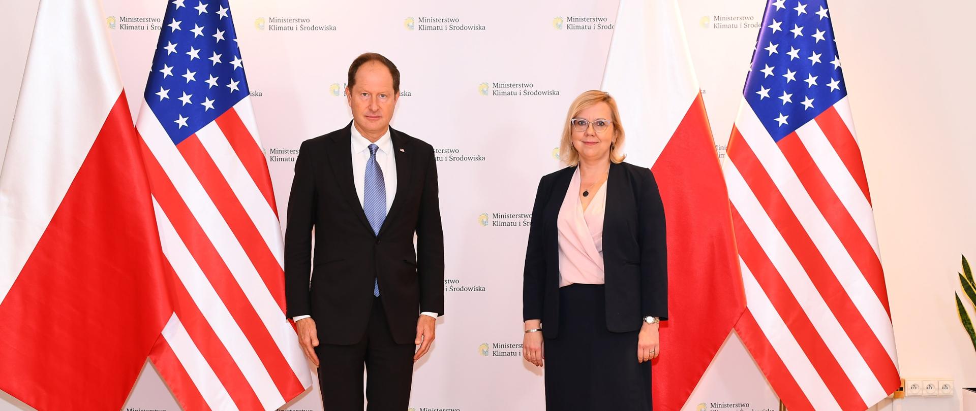 Ambasador Stanów Zjednoczonych w Polsce Mark Brzeziński oraz prezes Westinghouse Polska Mirosław Kowalik przekazali minister klimatu i środowiska Annie Moskwie „Raport koncepcyjno-wykonawczy w zakresie współpracy w obszarze Cywilnej Energetyki Jądrowej”. 