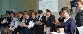 Młodzież z dyplomami