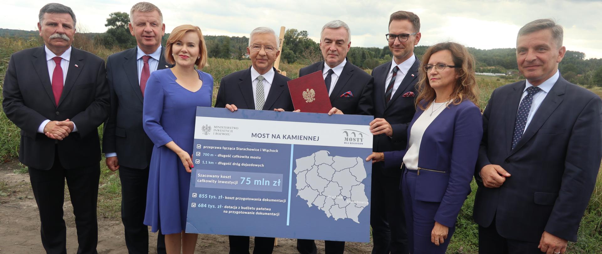 Przekazanie pozytywnej decyzji MIiR w sprawie dofinansowania dokumentacji projektowej dla budowy mostu na Kamiennej w województwie świętokrzyskim. Na zdjęciu trzeci z prawej wiceminister Waldemar Buda wraz z przedstawicielami władz samorządowych.