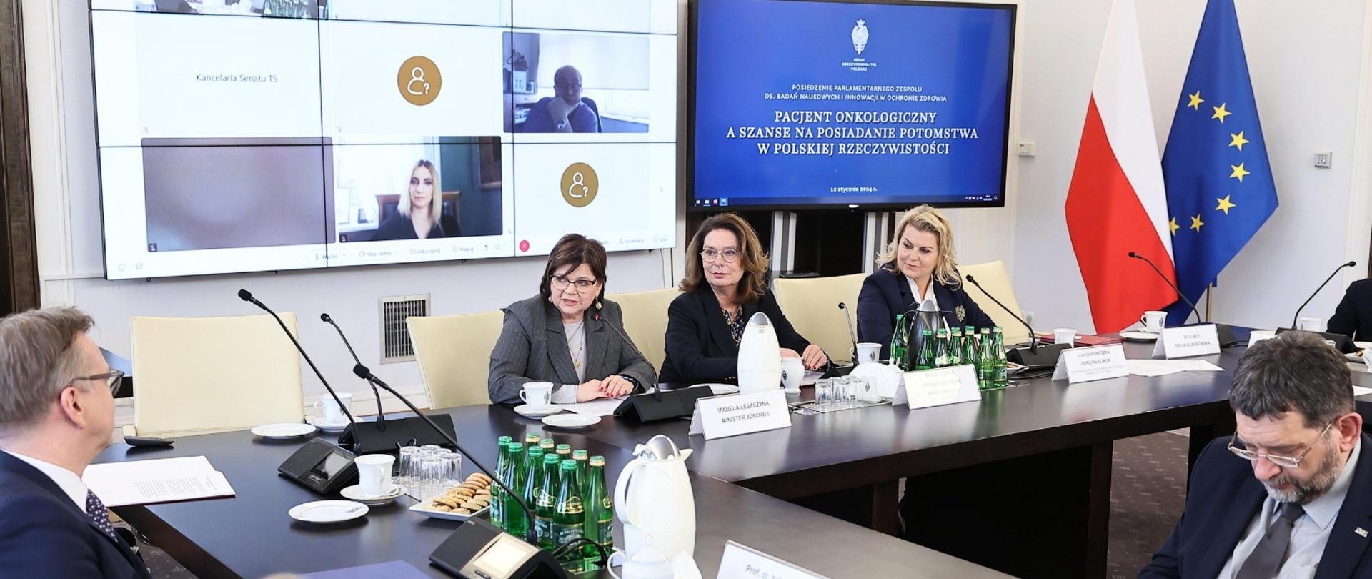 Na zdjęciu m.in. marszałek Senatu Małgorzata Kidawa-Błońska i ministra zdrowia Izabela Leszczyna.