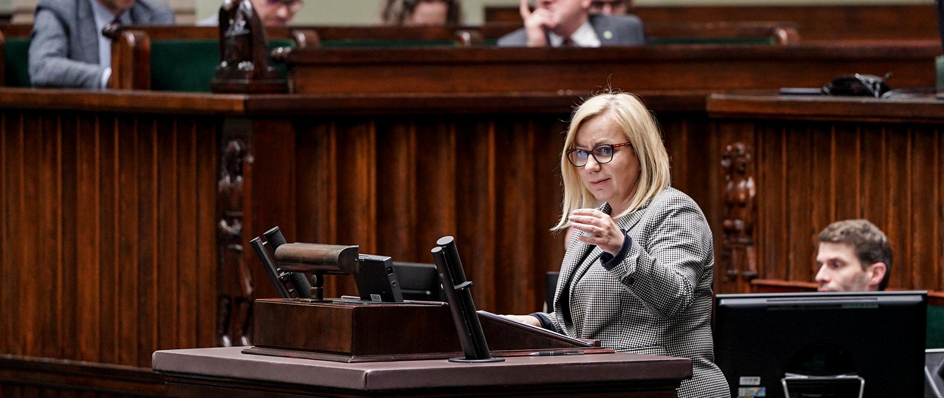Minister klimatu i środowiska Paulina Hennig-Kloska podczas przemówienia w Sejmie - 3 kwietnia 2025 r.