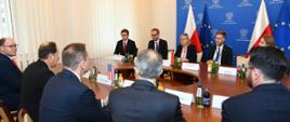 Ambasador Stanów Zjednoczonych w Polsce Mark Brzeziński oraz prezes Westinghouse Polska Mirosław Kowalik przekazali minister klimatu i środowiska Annie Moskwie „Raport koncepcyjno-wykonawczy w zakresie współpracy w obszarze Cywilnej Energetyki Jądrowej”. 