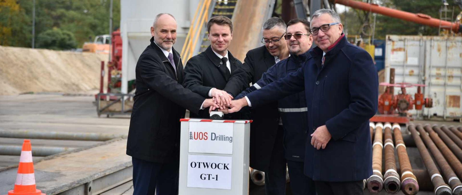Uczestnicy uroczystości symbolicznego rozpoczęcia odwiertu geotermalnego w Otwocku.