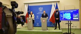 Wiceminister klimatu i środowiska Jacek Ozdoba podczas konferencji prasowej, z udziałem szefowej Krajowej Administracji Skarbowej Magdaleny Rzeczkowskiej oraz p.o. Głównego Inspektora Ochrony Środowiska Michała Mistrzaka 