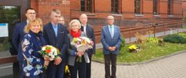 Wiceminister Marzena Machałek z wizytą w Zgorzelcu, wiceminister Marzena Machałek w towarzystwie pracowników i wychowanków Ośrodka Szkolno-Wychowawczego w Zgorzelcu na tle budynku placówki