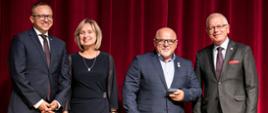 uczestnicy uroczystości pozują do zdjęcia