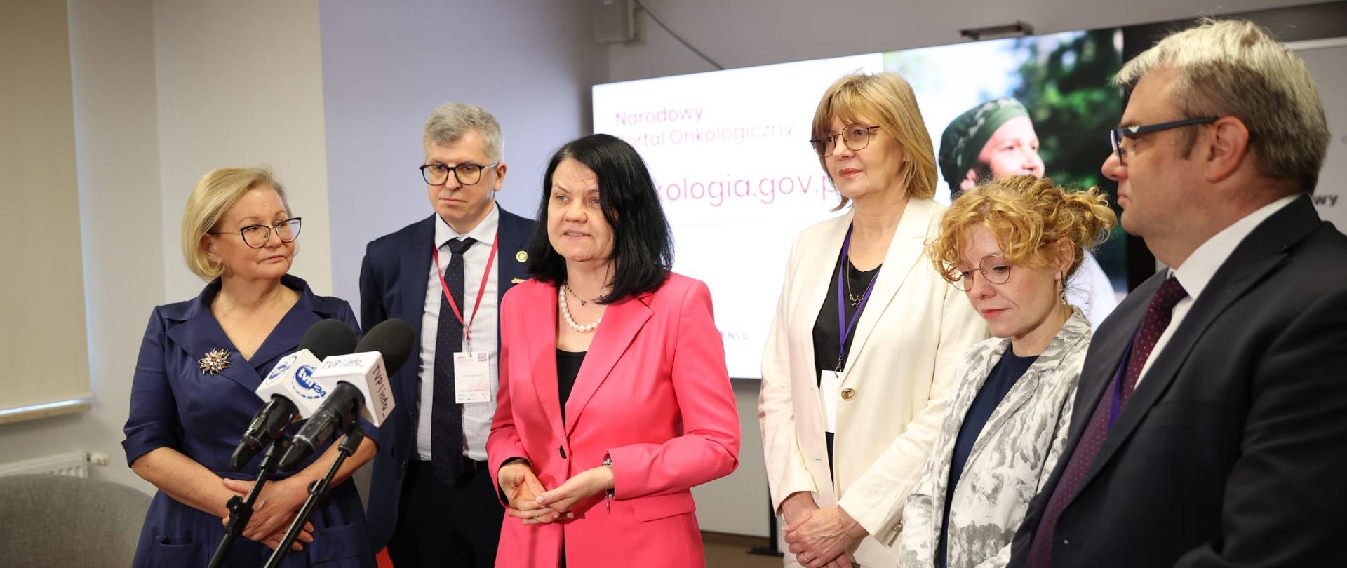 Zdjęcie z konferencji prasowej w Narodowym Instytucie Onkologii.