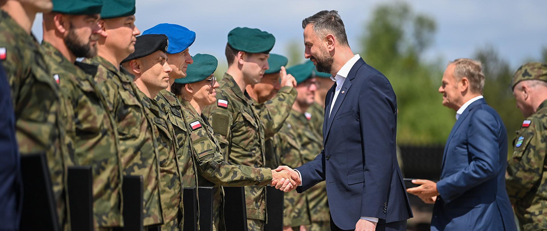 8 maja 2025 r. premier Donald Tusk oraz wicepremier-minister obrony narodowej Władysław Kosiniak - Kamysz wzięli udział w uroczystym apelu z okazji Narodowego Dnia Zwycięstwa w 1. Warszawskiej Brygadzie Pancernej im. gen. Tadeusza Kościuszki. Fot. plut. Wojciech Król/MON
