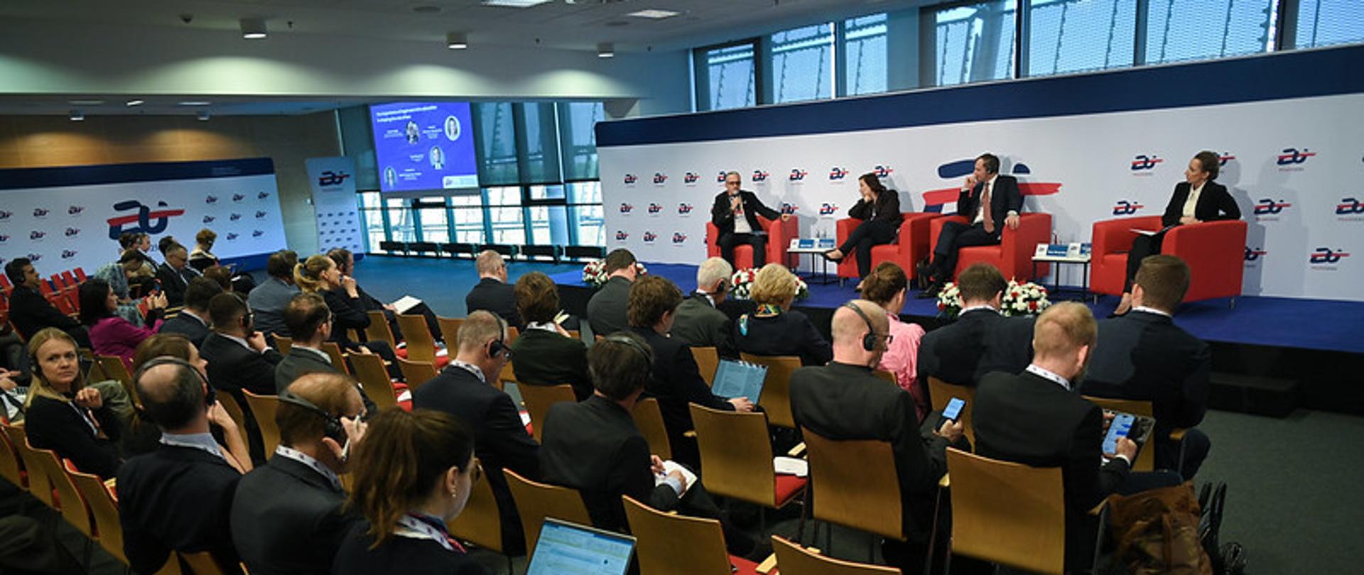 zdjęcie przedstawia uczestników panelu i widownię