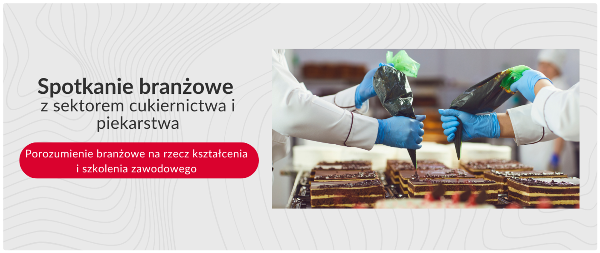 Grafika przedstawia dłonie dwóch osób w niebieskich rękawiczkach, dekorujących ciastka masą z rękawów cukierniczych. Ciastka są prostokątne, czekoladowe, z posypką. Po lewej stronie, na białym tle z delikatnym wzorem, widnieje napis „Spotkanie branżowe z sektorem cukiernictwa i piekarstwa” oraz czerwona belka z tekstem „Porozumienie branżowe na rzecz kształcenia i szkolenia zawodowego”.