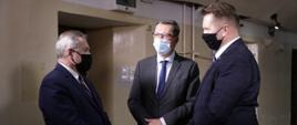 Na zdjęciu stoją obok siebie Wiceprezes Rady Ministrów, Minister Kultury, Dziedzictwa Narodowego i Sportu prof. Piotr Gliński oraz Minister Edukacji i Nauki Przemysław Czarnek wraz z dyrektorem Instytutu Dziedzictwa Myśli Narodowej im. R. Dmowskiego i I. J. Paderewskiego prof. Janem Żarynem.