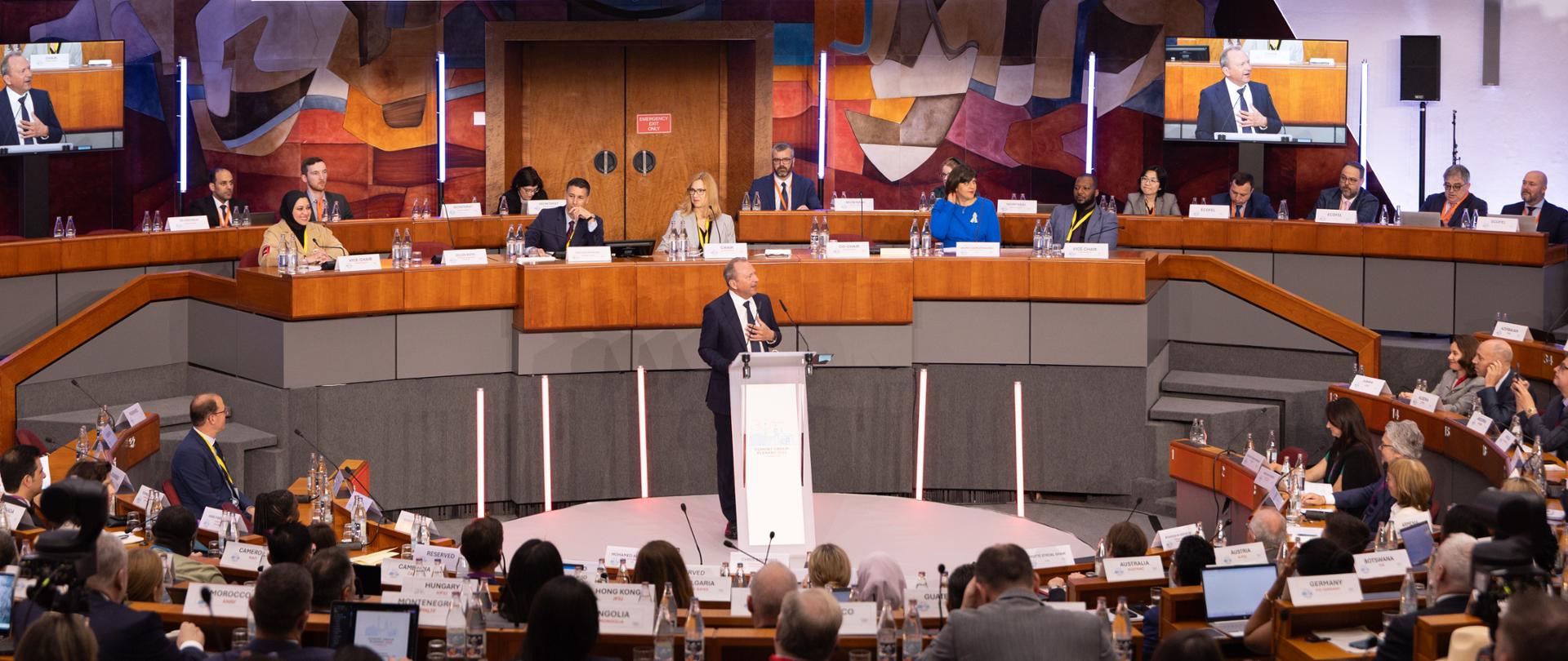 Generalny Inspektor Informacji Finansowej Jarosław Żółtowski podczas przemówienia na sali konferencyjnej.