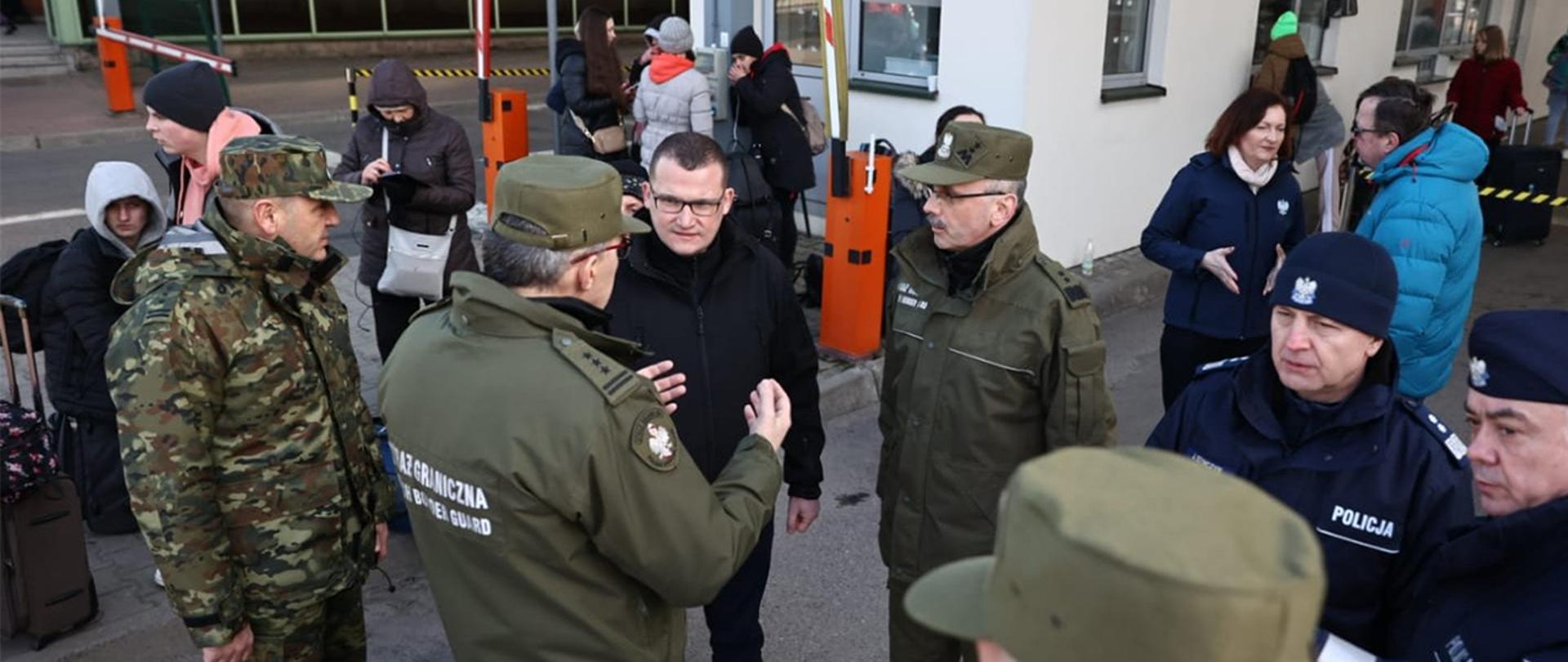 Wiceminister Paweł Szefernaker na przejściu granicznym w Medyce