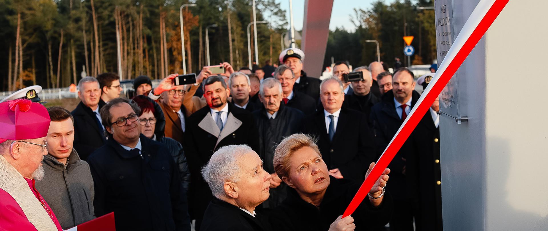 Zebrani na uroczystości podczas momentu odsłonięcia pamiątkowej tablicy.