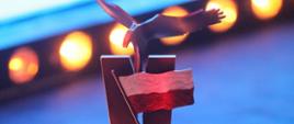 Statuetka nagrody specjalnej Mecenasa Inwestycji i Rozwoju Polskiej Gospodarki podczas Gali 200 największych firm tygodnika Wprost dla ministra Grzegorza Pudy