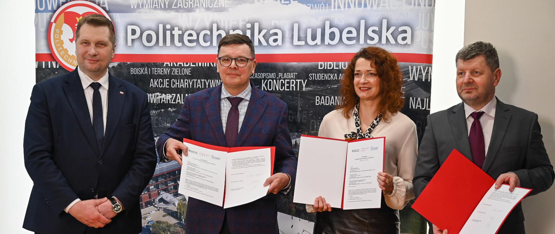 Minister Przemysław Czarnek pozuje do zdjęcia z rektorami trzech politechnik.