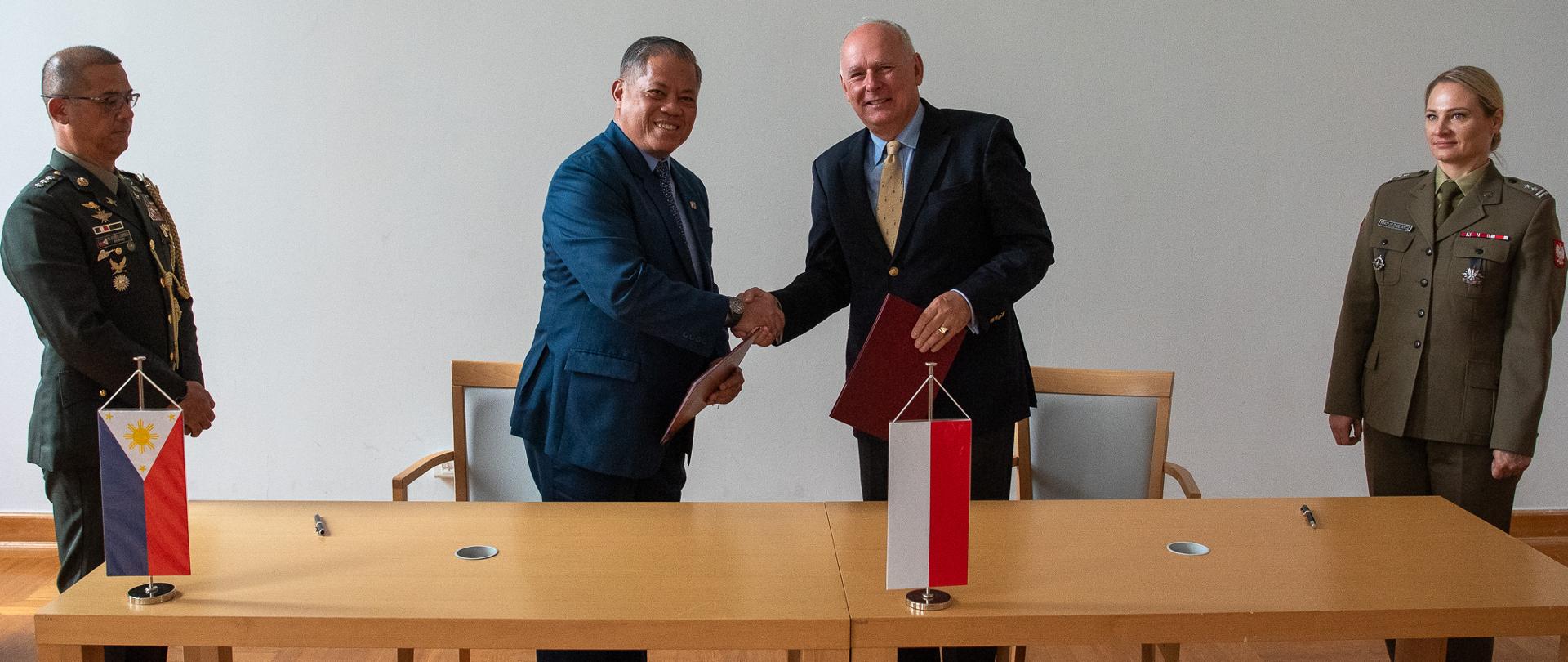 W dniach 21-22 lipca 2026 r. w Warszawie, w Departamencie Wojskowych Spraw Zagranicznych MON oraz w Sztabie Generalnym WP, odbyły się spotkania w ramach pierwszego posiedzenia Wspólnego Polsko-Filipińskiego Komitetu Współpracy Obronnej (Joint Defence Cooperation Committee - JDCC). Obradom po strony polskiej przewodniczył sekretarz stanu w Ministerstwie Obrony Narodowej Paweł Zalewski, po stronie filipińskiej – podsekretarz stanu w filipińskim resorcie obrony Salvador Melchor B. Mison, Jr. Delegację filipińską podjął także szef Sztabu Generalnego WP generał Wiesław Kukuła.
