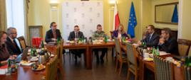 Minister Artur Soboń i szef KAS Bartosz Zaraszczuk podczas spotkania wraz ze współpracownikami