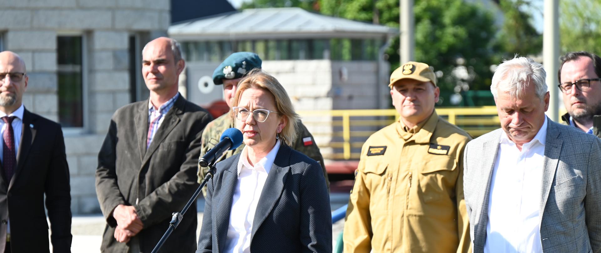 minister Anna Moskwa mówi do mikrofonu