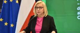 Minister klimatu i środowiska Paulina Hennig-Kloska podczas konferencji prasowej.
