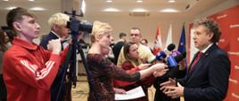 Na zdjęciu wiceminister Jacek Karnowski odpowiada na pytania dziennikarzy