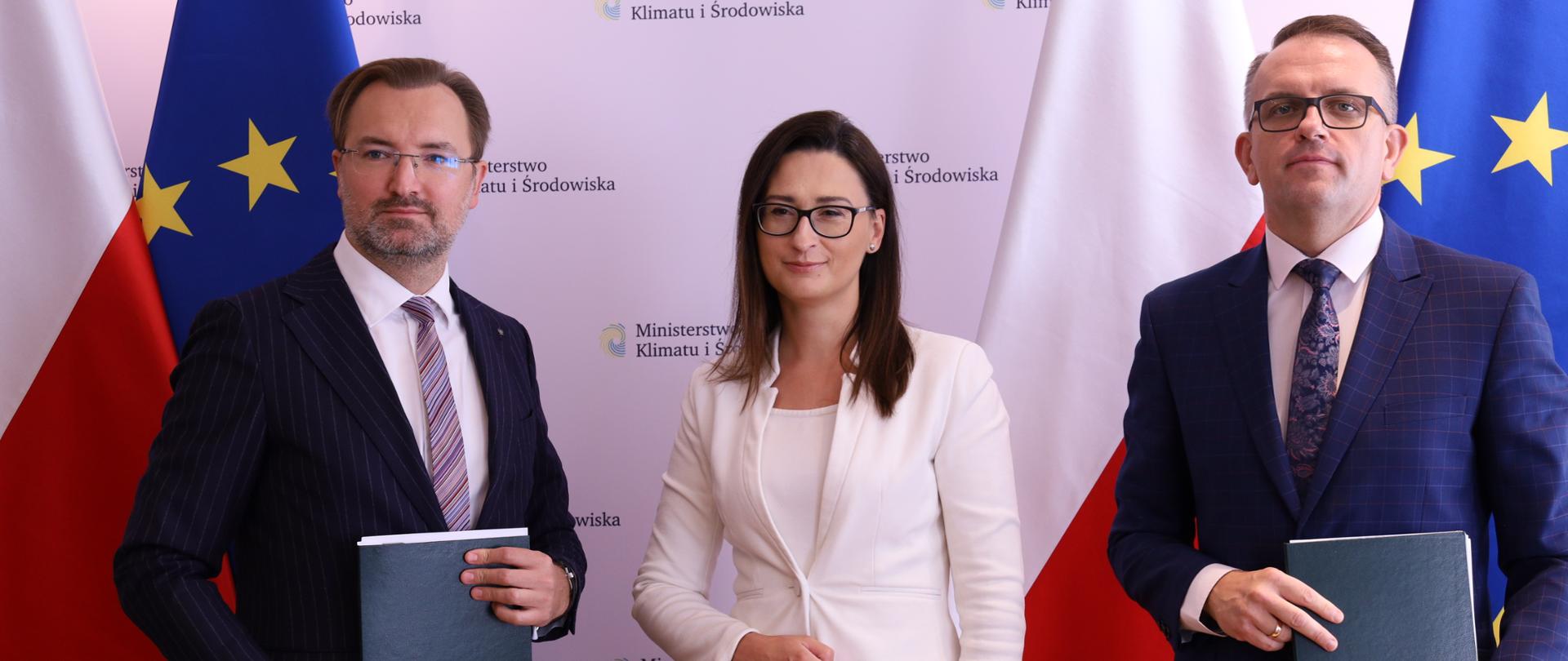 Uczestnicy uroczystości prezentują podpisaną umowę