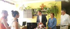 Minister trzymający sprzęt piłkarski