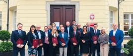 Członkowie Rady do Spraw Kształcenia i Doskonalenia Kadr Kultury Fizycznej II kadencji - zdjęcie grupowe przed gmachem Ministerstwa 