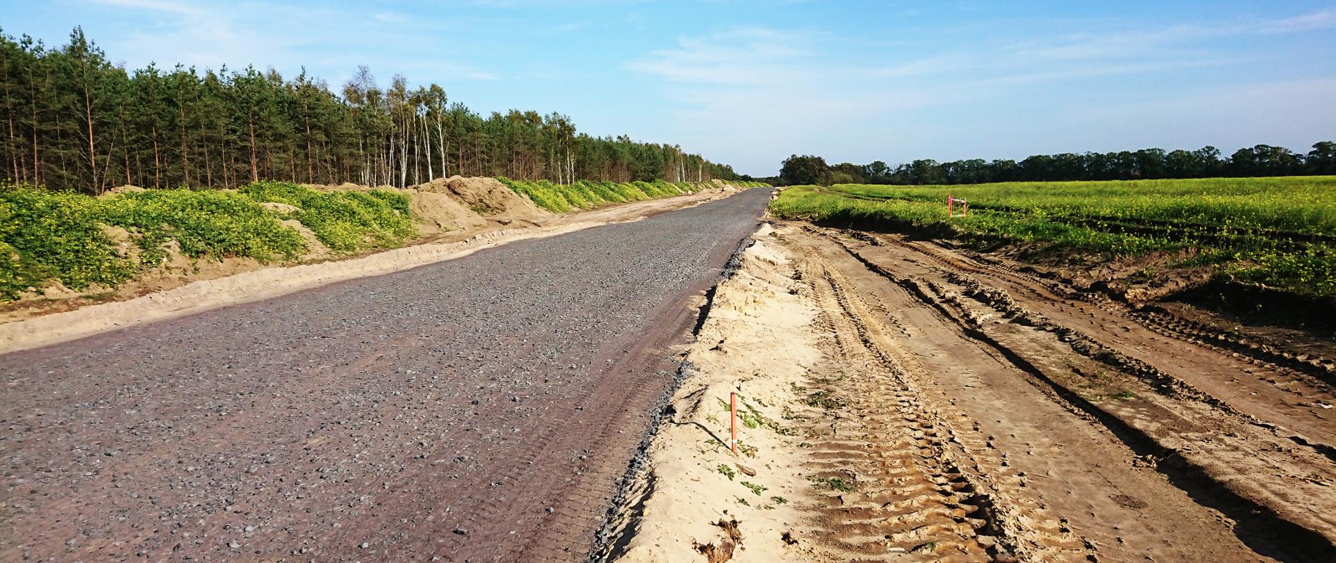 Budowa nowej drogi. Podbudowa z kruszywa łamanego