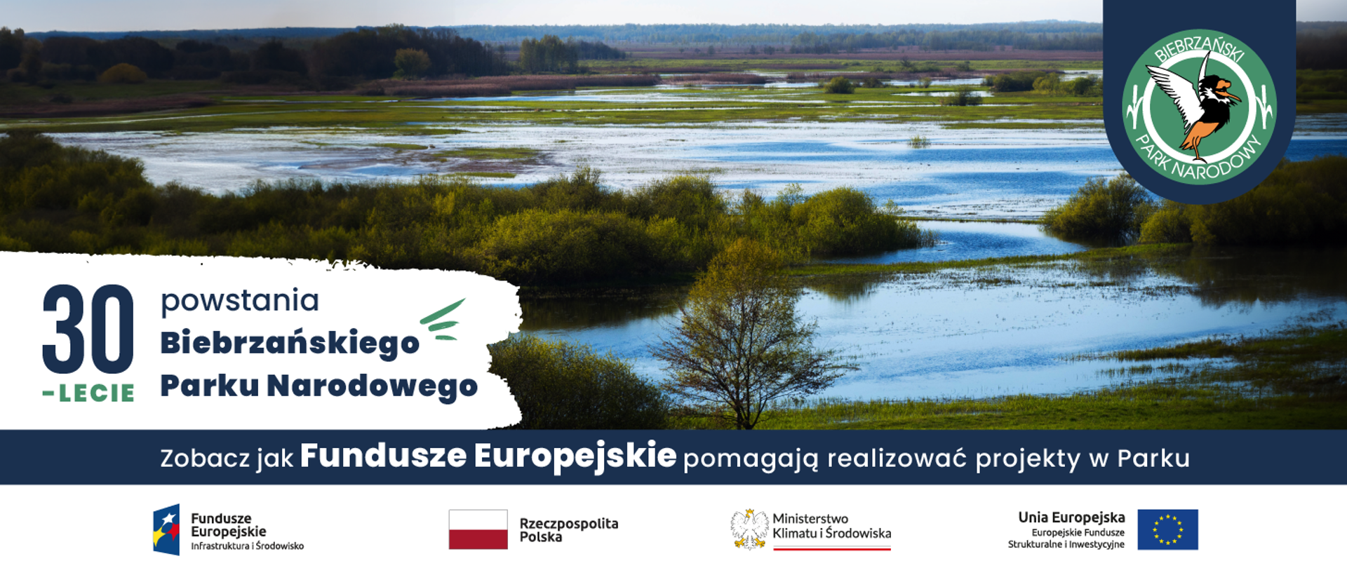W centralnej części podmokły teren, nieliczne drzewa i zieleń - tereny Biebrzańskiego Parku Narodowego. W górnym prawym rogu logo parku. W lewym rogu napis 30 lecie powstania Biebrzańskiego Parku Narodowego. Zobacz jak Fundusze Europejskie pomagają realizować projekty w Parku