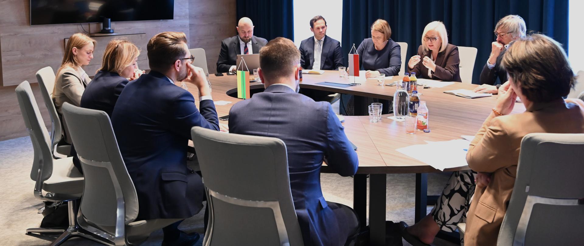 Spotkanie ministry klimatu i środowiska Pauliny Hennig-Kloski i wiceministra Krzysztofa Bolesty z ministrem energii Litwy Lukasem Savickasem
