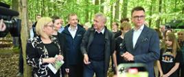 Ministra klimatu i środowiska Paulina Hennig-Kloska oraz wiceminister Mikołaj Dorożała podczas ogłoszenia powołania setnego rezerwatu przyrody w ramach inicjatywy „100 rezerwatów na 100-lecie Lasów Państwowych”.