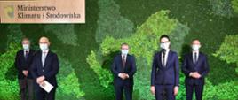 Konferencja prasowa dot. startu pilotażu na wymianę kopciuchów w budynkach wielorodzinnych z udziałem ministra Michała Kurtyki, wiceminister Małgorzaty Golińskiej, prezesa Narodowego Funduszu Ochrony Środowiska i Gospodarki Wodnej Macieja Chorowskiego, wiceprezesa Narodowego Funduszu Ochrony Środowiska i Gospodarki Wodnej Pawła Mirowskiego oraz posła na Sejm RP Czesława Hoca.