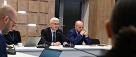 Uczestnicy obradują podczas VII posiedzenia Rady Koordynacyjnej ds. Gospodarki Wodorowej. W centralnej części - wiceminister klimatu i środowiska Ireneusz Zyska