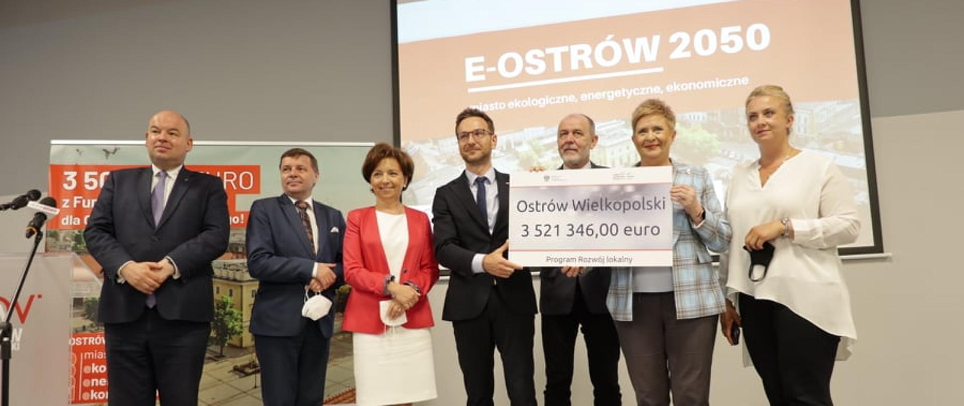 Minister Buda wręcza czek grupie samorządowców 