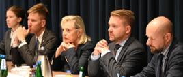 Przy stole pięć osób z delegacji polskiej. W centralnej części siedzi wiceminister klimatu i środowiska Jacek Ozdoba, a obok niego ambasador RP we Włoszech Anna Maria Anders.