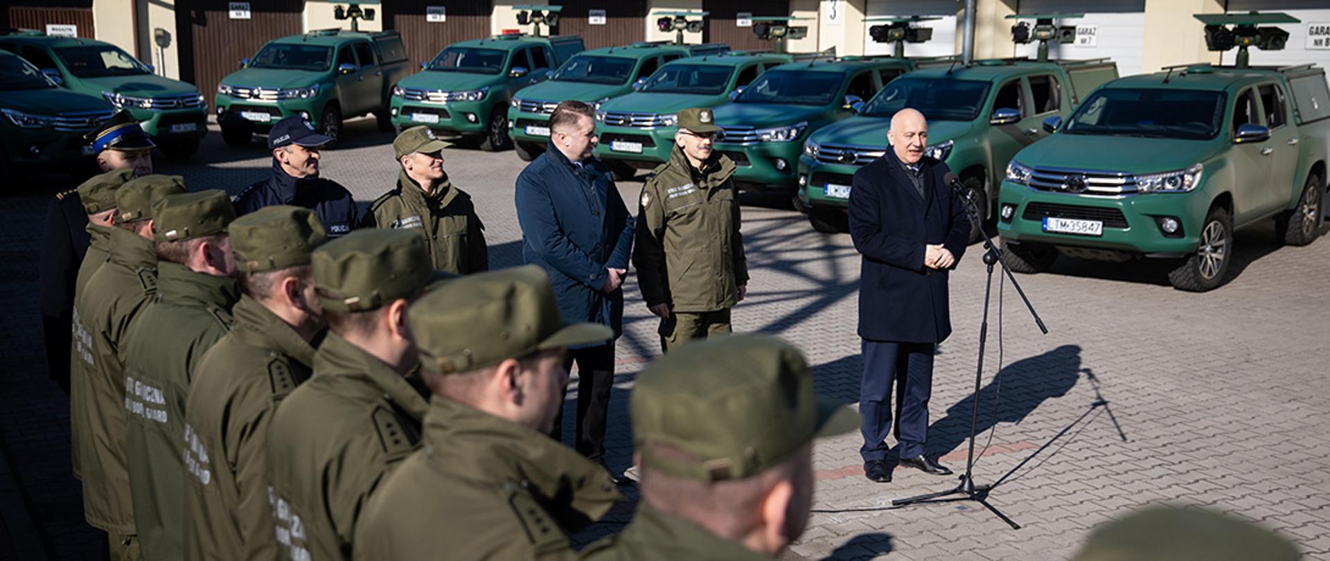 Minister Joachim Brudziński podczas ceremonii przekazania wozów Straży Granicznej
