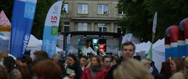 Widok na uczestników i scenę 