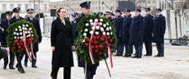 Wiceminstra Maria Ejchart na obchodach Dnia Tradycji Służby Więziennej