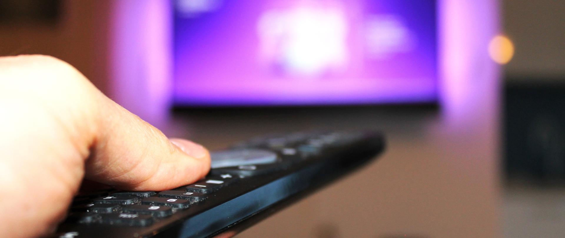 Pilot telewizyjny wymierzony w kierunku telewizora