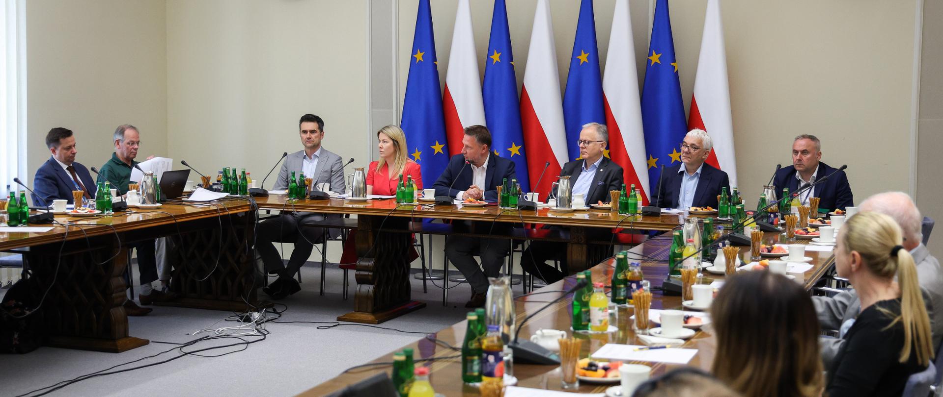 Spotkanie zespołu ds. budowania odporności po powodzi z Ministrem Marcinem Kierwińskim i Minister Magdaleną Roguską oraz ekspertami Wód Polskich. 