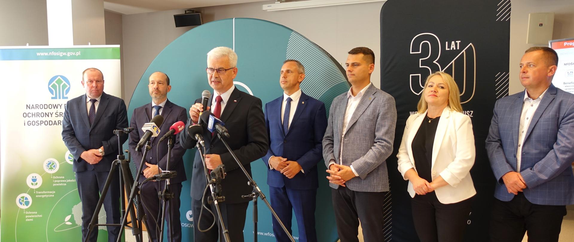 Wiceminister Ireneusz Zyska podczas konferencji prasowej. 