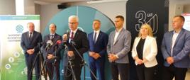 Wiceminister Ireneusz Zyska podczas konferencji prasowej. 