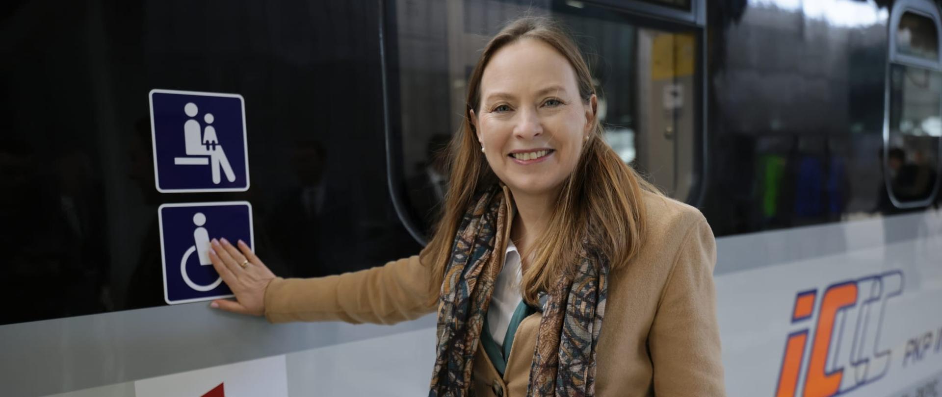 Na zdjęciu minister Katarzyna Pełczyńska-Nałęcz przy wagonie kolejowym